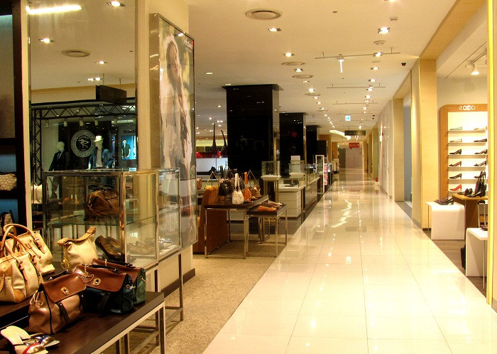 Thậm chí có những khoảnh khắc, các gian hàng ở đây không có một bóng dáng khách hàng nào đến tham quan, mụa sắm.