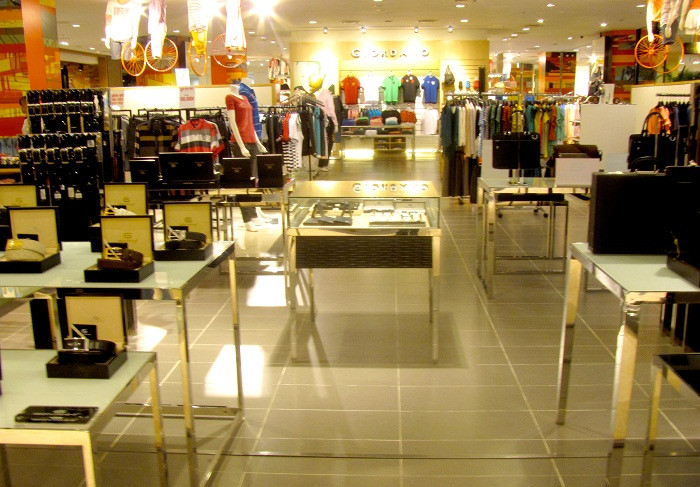 Các gian hàng vẫn ế ẩm và vắng vẻ.