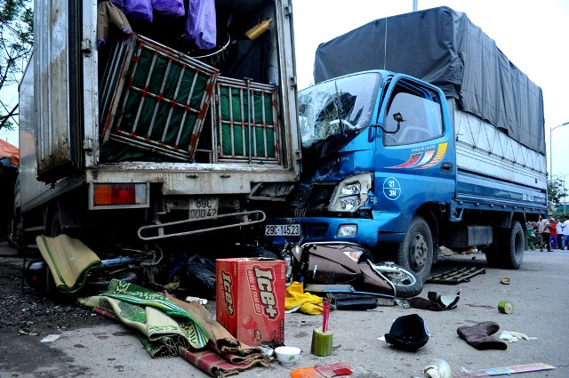 Hiện trường vụ tai nạn kinh hoàng trong chiều ngày 29/10 trước cổng chợ cá làng Sở Thượng (Hoàng Mai, Hà Nội).