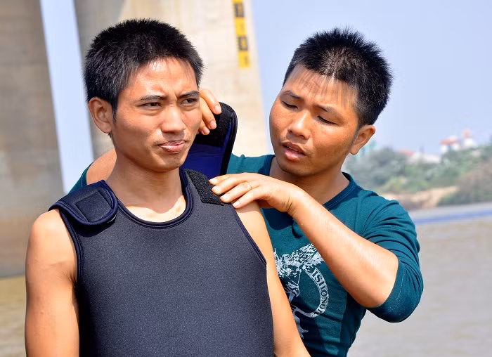 Phải ngâm mình trong nước dưới độ sâu 8 -10 m so với mặt nước, các thợ lặn phải được trang bị rất chú ý về vấn đề an toàn.