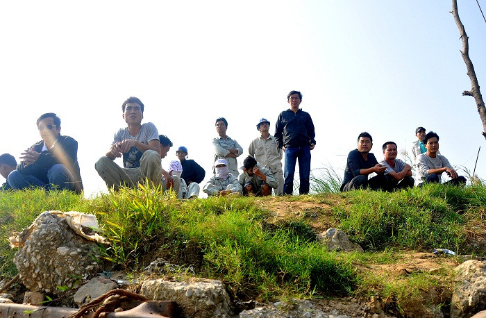 Từ đầu giờ sáng nay (25/10), không chỉ người nhà nạn nhân Lê Thị Thanh Huyền mà còn có rất đông người dân đã đến khu vực tìm kiếm để ngóng đợi tin tức từ đội thợ lặn. Từ đầu giờ sáng nay (25/10), không chỉ người nhà nạn nhân Lê Thị Thanh Huyền mà còn có rất đông người dân đã đến khu vực tìm kiếm để ngóng đợi tin tức từ đội thợ lặn.