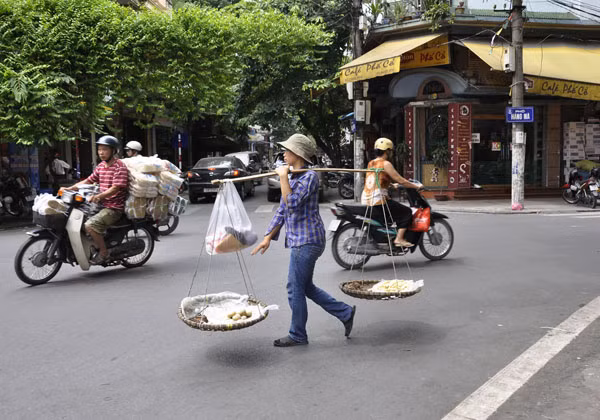 Dù trời nắng hay mưa, chúng ta vẫn hay bắt gặp hình ảnh các chị, các cô gánh gồng thúng đồ bán hàng trên đường phố.