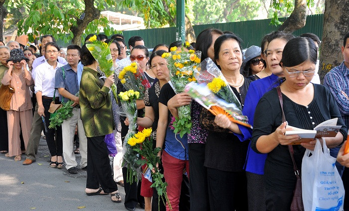 Hoa tươi trên tay mọi người vào viếng Đại tướng…. Hoa tươi trên tay mọi người vào viếng Đại tướng….