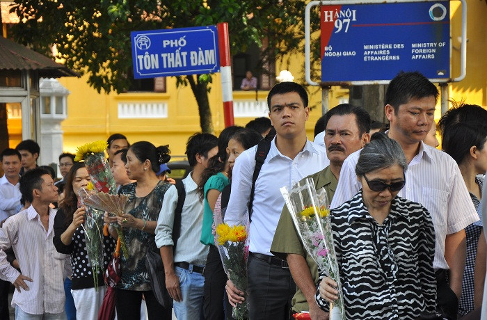Là một người quân nhân thời chống Mỹ, họa sĩ Nguyên Văn Chiến chia sẻ: “Khi nghe tin Bác Giáp mất, tôi vô cùng tiếc thương”. Ông chiến cũng là người từng được vẽ chân dung Bác Giáp cuối năm 1971. Là một người quân nhân thời chống Mỹ, họa sĩ Nguyên Văn Chiến chia sẻ: “Khi nghe tin Bác Giáp mất, tôi vô cùng tiếc thương”. Ông chiến cũng là người từng được vẽ chân dung Bác Giáp cuối năm 1971.