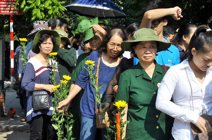 Bà Nguyễn Thị Hồng, 57 tuổi cùng Đoàn Tu Gia (Hà Nội) đến kính viếng Bác Giáp (Một thiên tài của nhân loại, hi sinh vì đất nước vì dân tộc – PV). Bà Nguyễn Thị Hồng, 57 tuổi cùng Đoàn Tu Gia (Hà Nội) đến kính viếng Bác Giáp (Một thiên tài của nhân loại, hi sinh vì đất nước vì dân tộc – PV).