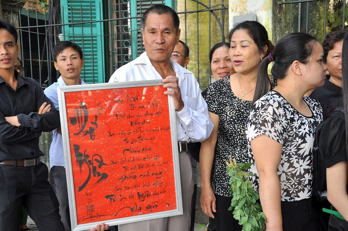 Bài thơ “Về nguồn” là những dòng thơ xúc động viết về Bác Giáp cách đây 5 năm và từng mang đến giới thiệu cho mọi người trong ngày hội thơ ở Quốc Tử Giám. Hôm nay, tác giả Vũ Đức Đại (Vĩnh Tuy, Hai Bà Trưng) cũng mang tới để phúng viếng Bác Giáp. Bài thơ “Về nguồn” là những dòng thơ xúc động viết về Bác Giáp cách đây 5 năm và từng mang đến giới thiệu cho mọi người trong ngày hội thơ ở Quốc Tử Giám. Hôm nay, tác giả Vũ Đức Đại (Vĩnh Tuy, Hai Bà Trưng) cũng mang tới để phúng viếng Bác Giáp.
