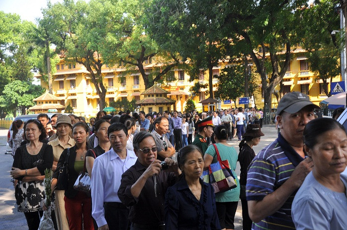 Dòng người vẫn tiếp tục nối tiếp nhau để được vào viếng Đại tướng. Dòng người vẫn tiếp tục nối tiếp nhau để được vào viếng Đại tướng.