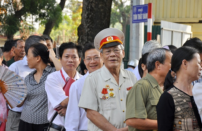 Những đồng chí cựu chiến binh cũng hòa vào dòng người đồng bào xếp hàng đến lượn viếng Đại tướng. Những đồng chí cựu chiến binh cũng hòa vào dòng người đồng bào xếp hàng đến lượn viếng Đại tướng.