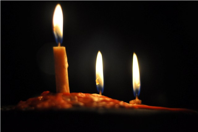 Những ngọn nến cứ nối tiếp, nối tiếp và không ngừng được thắp sáng trước nhà Đại tướng bởi sự thành tâm và kính trọng Người anh hùng dân tộc- Đại tướng Võ Nguyên Giáp