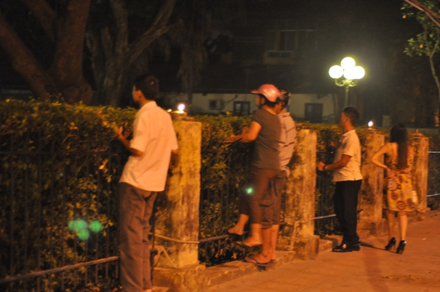 Trong những ngày này, khu vực trước nhà Đại tướng không khi nào hết bóng người