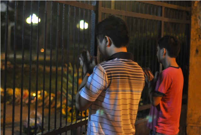 Những cái vái lạy thành tâm trong đêm để tưởng nhớ công lao và thương tiếc vô hạn trước sự ra đi của Đại tướng.