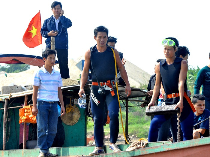 Trong buổi sáng ngày hôm nay, có 10 thợ lặn thay nhau lặn để tìm kiếm xác nạn nhân, có người đã phải lặn đến 7 – 8 đợt. Trong buổi sáng ngày hôm nay, có 10 thợ lặn thay nhau lặn để tìm kiếm xác nạn nhân, có người đã phải lặn đến 7 – 8 đợt.