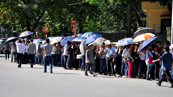 Dòng người xếp hàng độ nắng hàng km để tiến vào phúng viếng hương hồn Đại tướng Võ Nguyên Giáp.