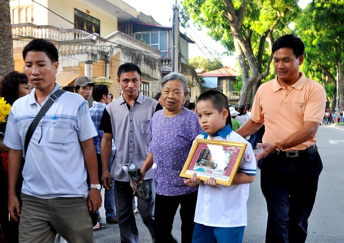 Cậu bé cùng gia đình đã đến lễ viếng với tấm hình Đại tướng Võ Nguyên Giáp. “Đại tướng mãi mãi trong tim chúng con” – lời cảm xúc bên dưới bức ảnh.