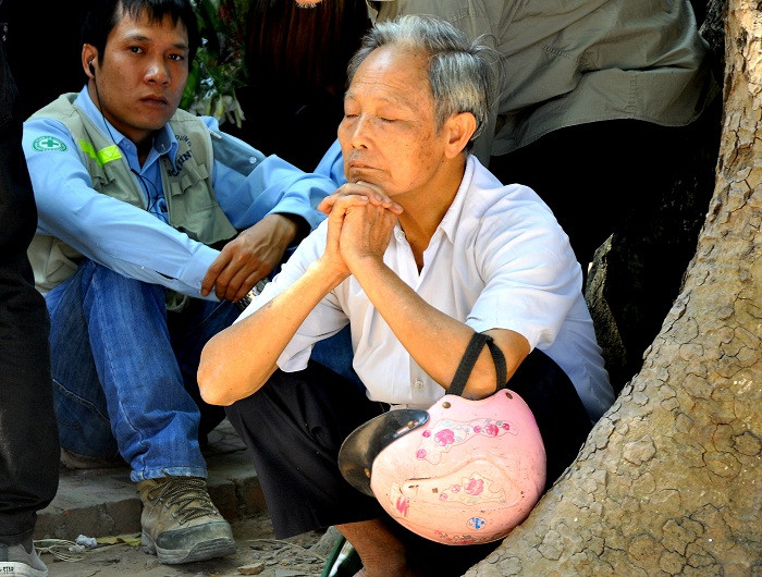 Phút nghỉ ngơi đợi tới giờ chiều mở cửa vào viếng Đại tướng