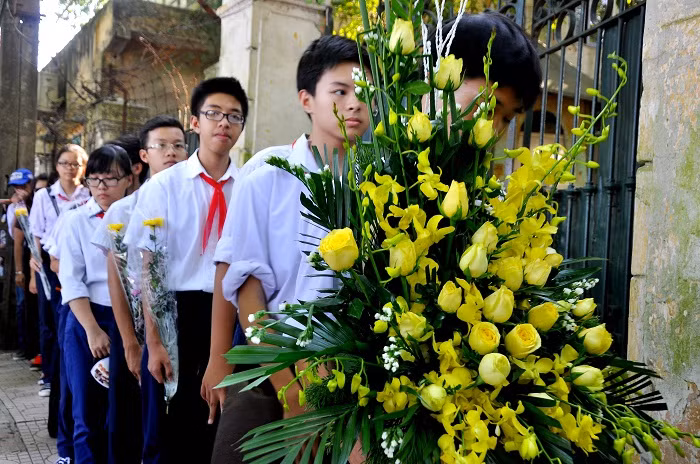 Lãng hoa tươi cũng được các bạn học sinh trường Nguyễn Công Trứ (Hà Nội) kính viếng Đại tướng.