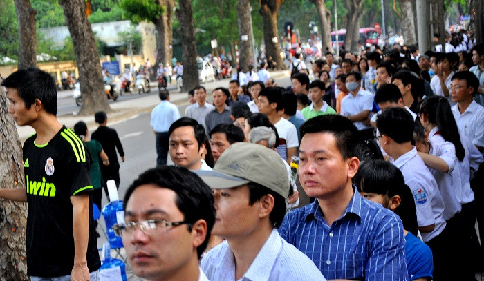 Con phố Hoàng Diệu mỗi ngày đón hàng vạn đồng bào tới phúng viếng Đại tướng.