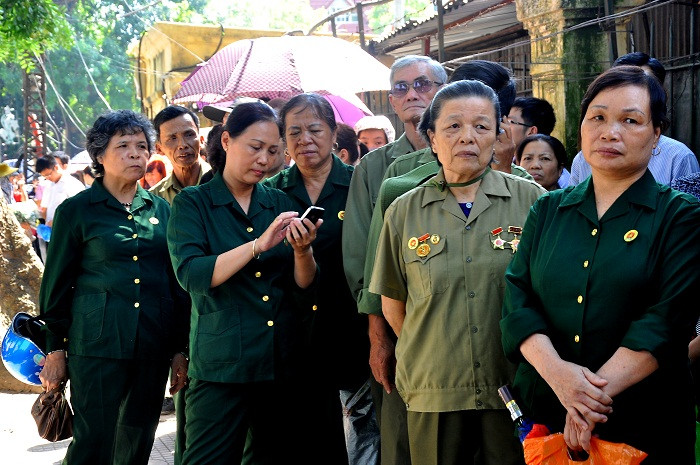 Những bác cựu quân nhân đi theo đoàn cũng hòa vào dòng người để đi viếng Đại tướng.