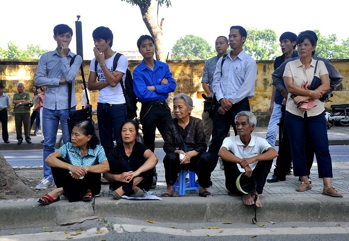 Không xếp hàng vào viếng nhưng nhiều người vẫn đứng ngồi bên đường và nhìn vào nhà Đại tướng với lòng tiếc thương vô hạn.