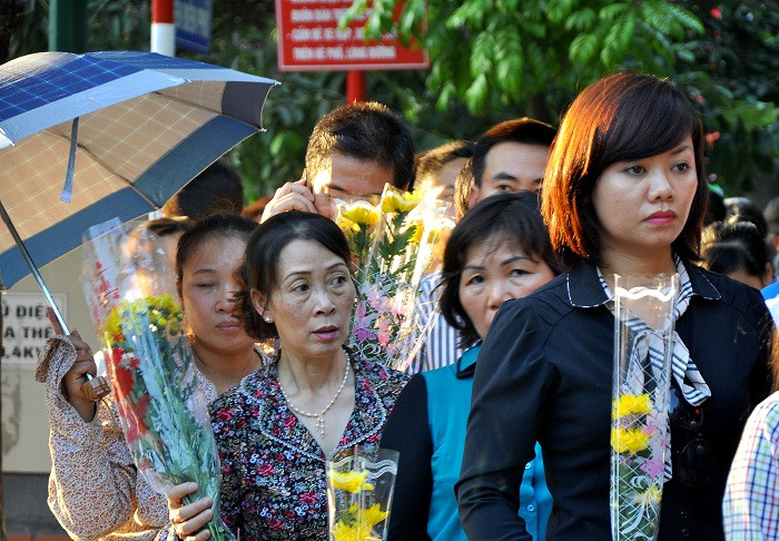 Được đồng bào mang đến để tỏ lòng thành kính và thương tiếc Đại tướng.