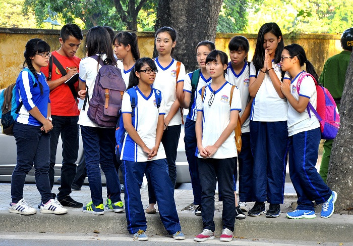 Một nhóm học sinh lớp 11 trường THPT Chu Văn An đã đứng trước cổng nhà Đại tướng để thành kính tiếc thương trước sự ra đi của ngài.