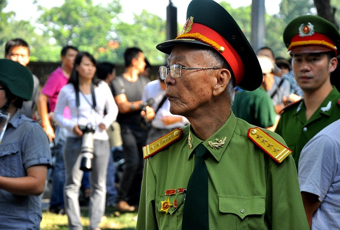 Những bác cựu quân nhân dù tuổi đã cao nhưng vẫn cố gắng đến phúng viếng Đại tướng lần cuối đều mang một cảm xúc hoài niệm và xót thương.