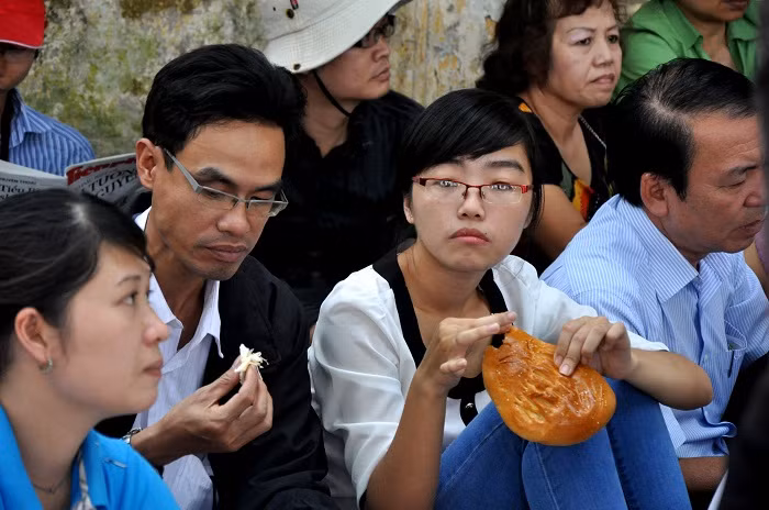 Đến giờ nghỉ trưa, mọi người ăn uống tại chỗ mà không rời hàng