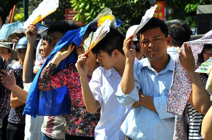 Dù nắng gay gắt nhưng nhiều người vẫn vững lòng vượt qua để mong được gặp Bác Giáp tại ngôi nhà riêng.