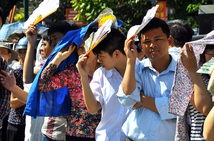 Dù nắng gay gắt nhưng nhiều người vẫn vững lòng vượt qua để mong được gặp Bác Giáp tại ngôi nhà riêng.