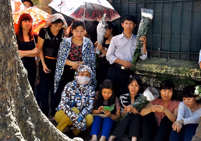 Phải đợi hai tiếng đồng hồ, nhưng nhiều người vẫn vững lòng chờ đợi mà không bỏ hàng.