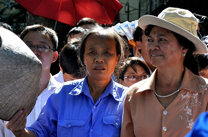 “Chỉ cần được viếng hương hồn Đại tướng, khổ đến mấy chúng tôi cũng cố! ” – Chị Trần Thị Hò (áo xanh), 46 tuổi, Thanh Xuân khẳng định.