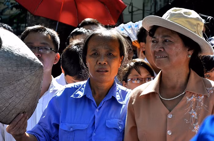 “Chỉ cần được viếng hương hồn Đại tướng, khổ đến mấy chúng tôi cũng cố! ” – Chị Trần Thị Hò (áo xanh), 46 tuổi, Thanh Xuân khẳng định.