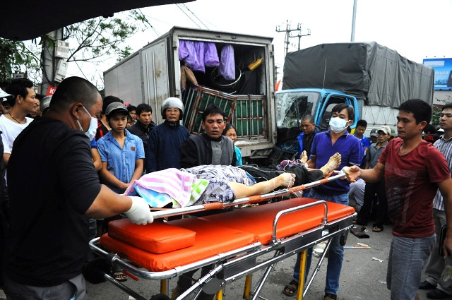 Vụ tai nạn nghiêm trong này khiến một người phụ nữ tử vong tại chỗ, một người phụ nữ khác chết ngay khi mang đi cấp cứu và 3 người bị thương nặng.