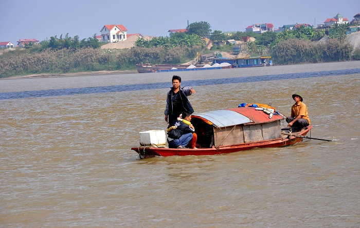 Chiếc thuyền của gia đình và "nhà ngoại cảm" ra sông để chỉ chỗ nạn nhân có thể nằm ở khu vực đó. Chiếc thuyền của gia đình và "nhà ngoại cảm" ra sông để chỉ chỗ nạn nhân có thể nằm ở khu vực đó.