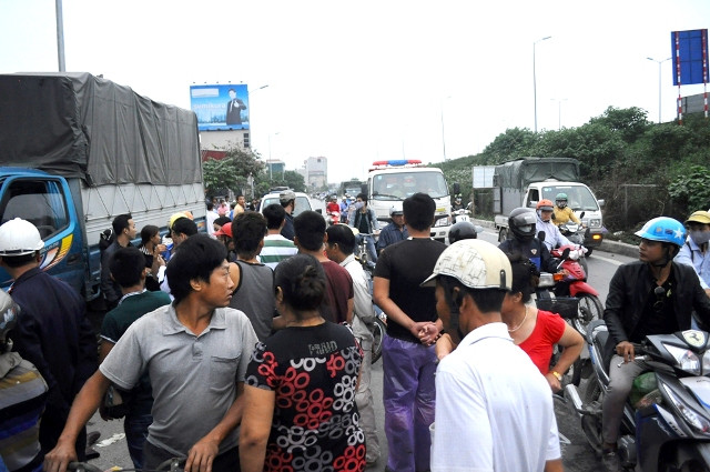 Rất đông người dân hiếu kì đã dừng lại để xem vụ tai nạn khiến các phương tiện qua đây gặp nhiều khó khăn.