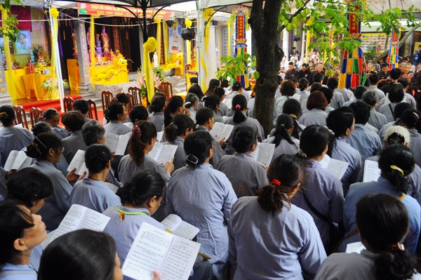 Mọi người cùng nhau hướng trái tim cầu nguyện cho vị tướng tài giỏi và thương dân hết mực.
