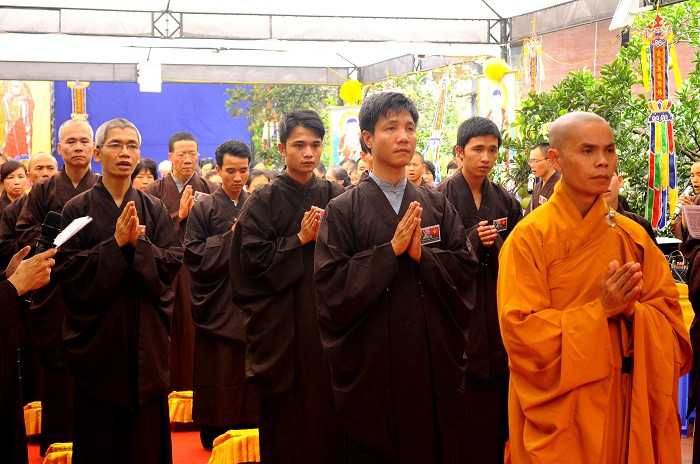 Các tăng ni, phật tử đang cùng nhau thành tâm tụng kinh cầu cho hương hồn Đại tướng Võ Nguyên Giáp.