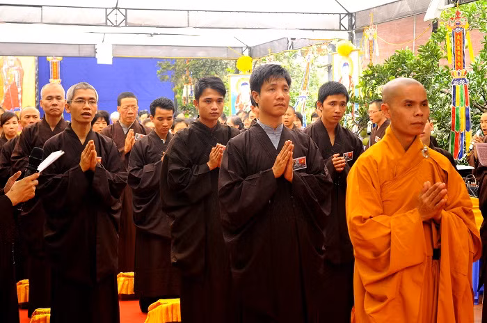 Các tăng ni, phật tử đang cùng nhau thành tâm tụng kinh cầu cho hương hồn Đại tướng Võ Nguyên Giáp. Các tăng ni, phật tử đang cùng nhau thành tâm tụng kinh cầu cho hương hồn Đại tướng Võ Nguyên Giáp.