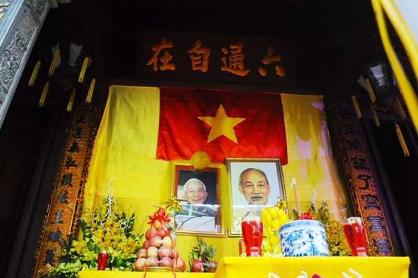 Di ảnh Đại tướng Võ Nguyên Giáp và Chủ tịch Hồ Chí Minh được đặt trang trọng trên ban thờ.