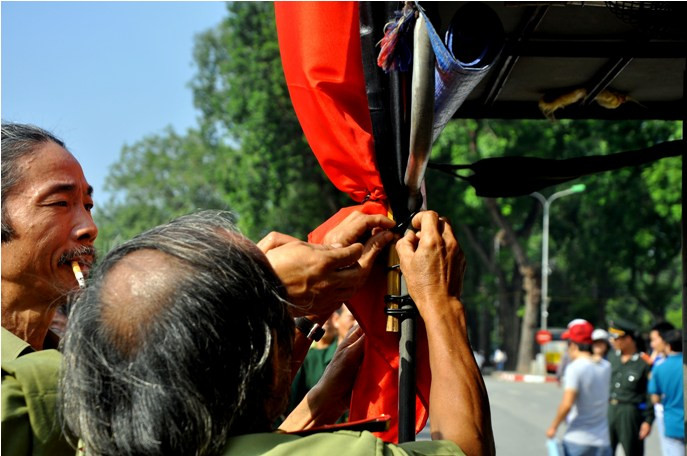 Treo cờ rủ trên chiếc xe thương binh để tỏ lòng tưởng nhớ và thương tiếc trước sự ra đi của Đại tướng.