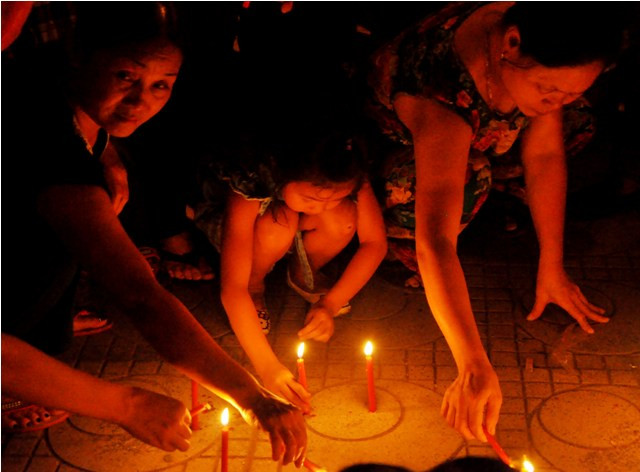 Các cháu bé cùng bố mẹ thắp nên những ngọn nến lung linh để tưởng nhớ hương hồn Đạit tướng Các cháu bé cùng bố mẹ thắp nên những ngọn nến lung linh để tưởng nhớ hương hồn Đạit tướng