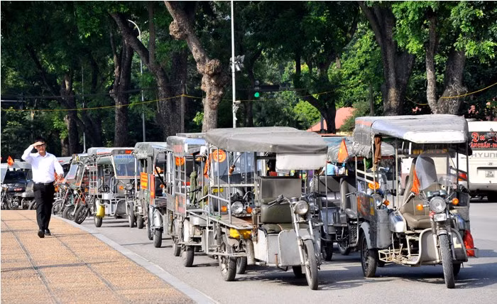 Đến viếng thăm Đại tướng, với tấm lòng thành kính và đặc biệt là đoàn còn đi bằng gần 40 chiếc xe thương binh.