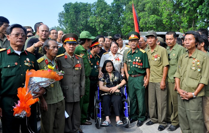 Đoàn có hơn 100 cựu chiến binh là thương binh, bệnh binh từ nhiều nơi đã tập trung về dây viếng Đại tướng.