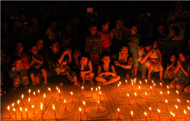 Buổi thắp nến tri ân Đại tướng được thực hiện ngay trước cổng nhà cụ sau giờ đóng cổng . Buổi thắp nến tri ân Đại tướng được thực hiện ngay trước cổng nhà cụ sau giờ đóng cổng .