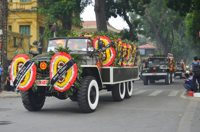 Đoàn xe chở linh cữu của Đại tướng đi trên đường Hoàng Diệu