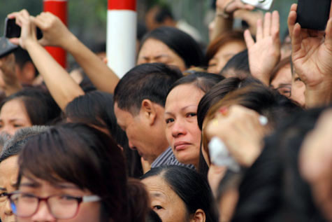 Những giọt nước mắt không ngừng rơi trong dòng người.