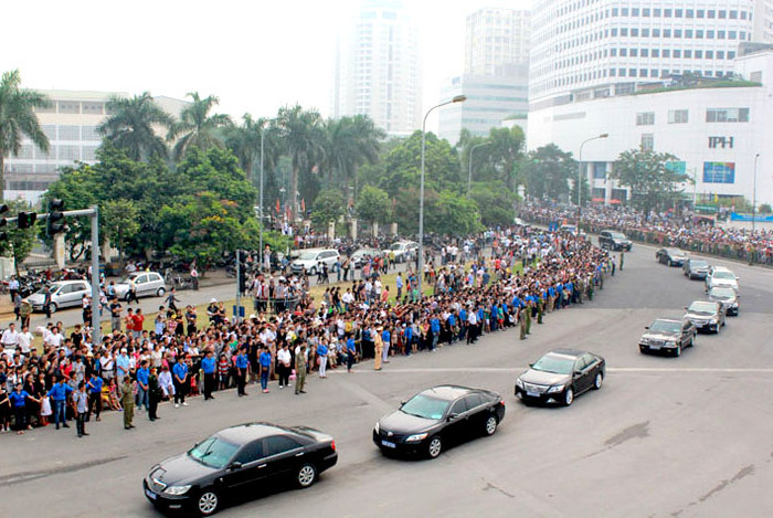 Đoàn xe chở linh cữu đi về sân bay Nội Bài trong sự tiếc thương vô hạn của đồng bào về một vị Tướng vĩ đại và có công lao vô cùng lớn đối với sự nghiệp giải phóng đất nước.