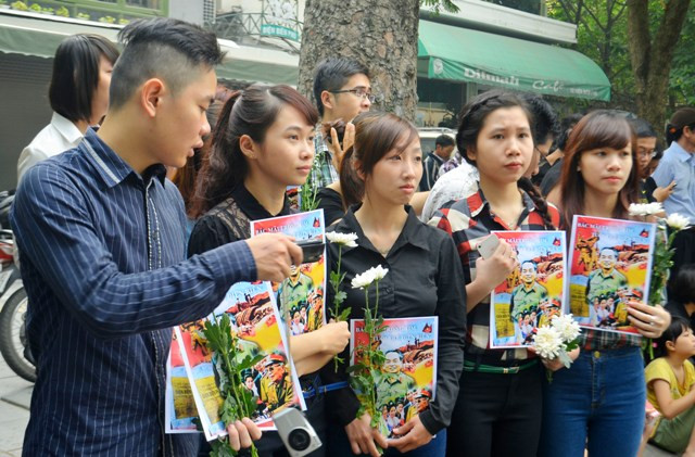 Hoa tươi, ảnh Đại tướng cũng được các bạn trẻ mang đi để tiễn đưa người.