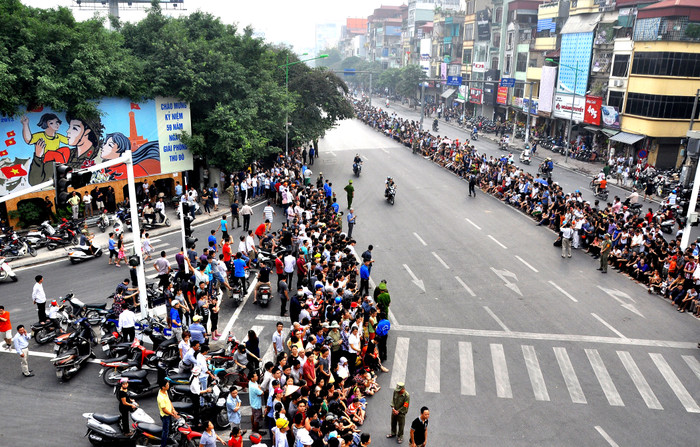 Hai bên vỉa hè đường Kim Mã đông kín người đang đợi được gặp Đại tướng lần cuối cùng ở Thủ Đô