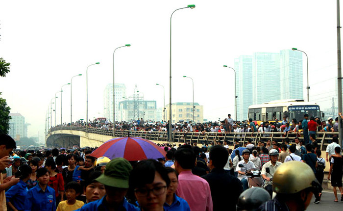 Người dân đổ về nút giao Xuân Thủy - Phạm Văn đông rất đông để được nhìn thấy linh cữu của Đại tướng